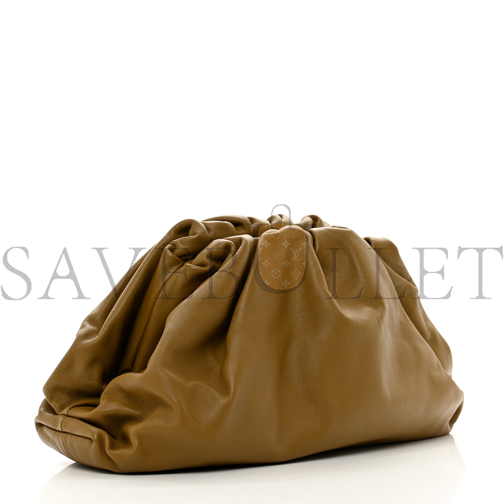 BOTTEGA VENETA SMOOTH BUTTER CALF THE POUCH OVERSIZED CLUTCH CAMMELLO  (38*19*9cm)